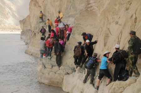 Región china de Xingjian Uygur Camino a la Escuela